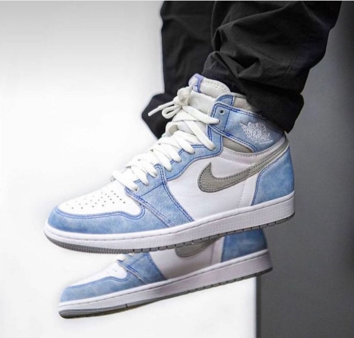 Air Jordan 1 Retro High OG Hyper Roval
