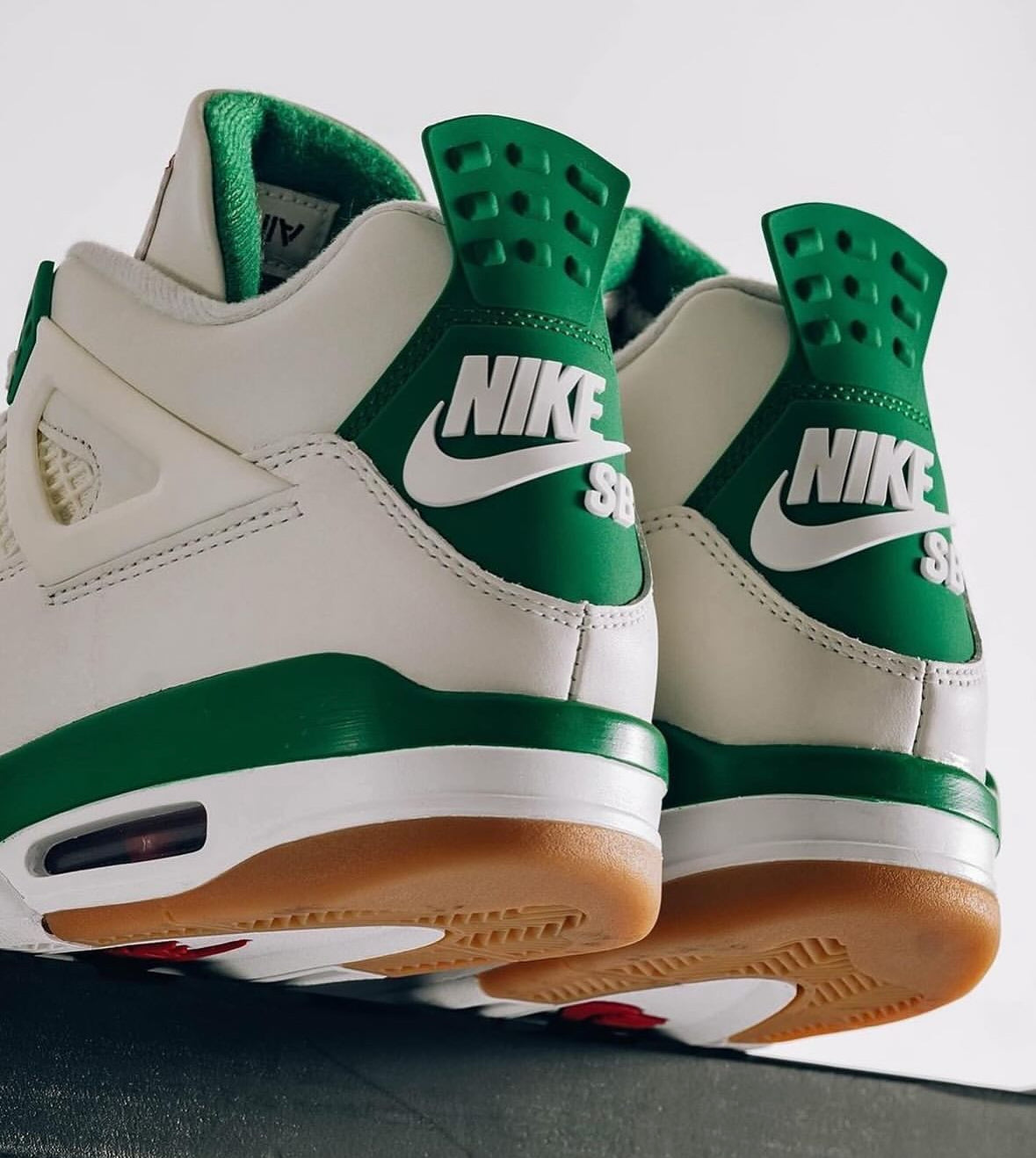 Air Jordan 4 Retro SB Pine Green