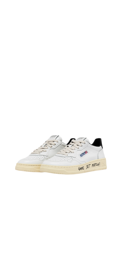 AUTRY SNEAKERS
SNEAKERS MEDALIST LOW IN PELLE BIANCA E NERA CON LETTERING