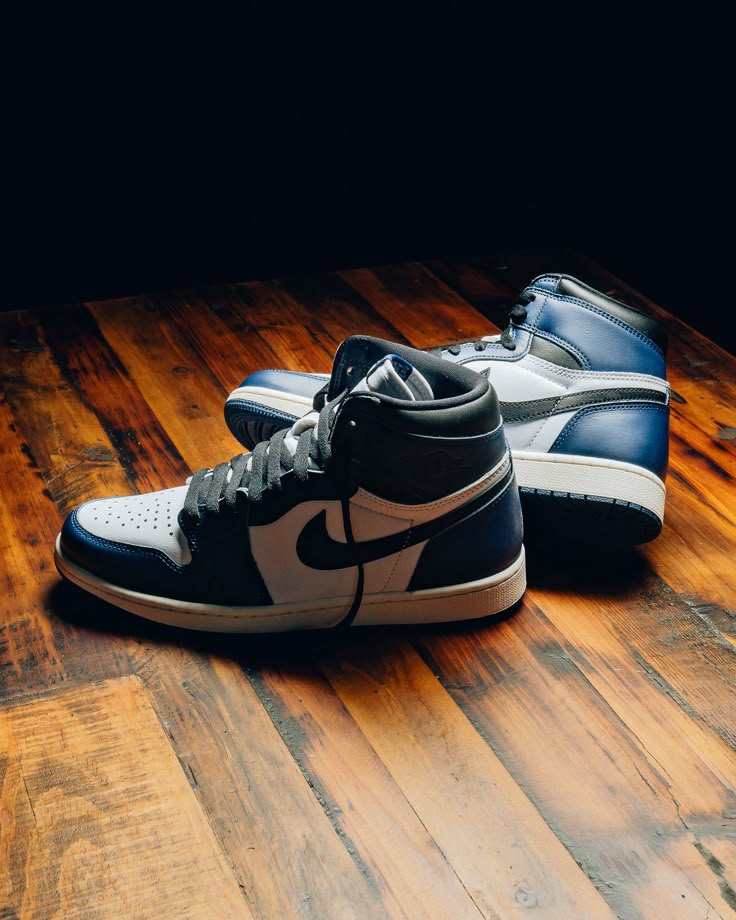 Jordan 1 Retro High OG Midnight Navy / Black - White