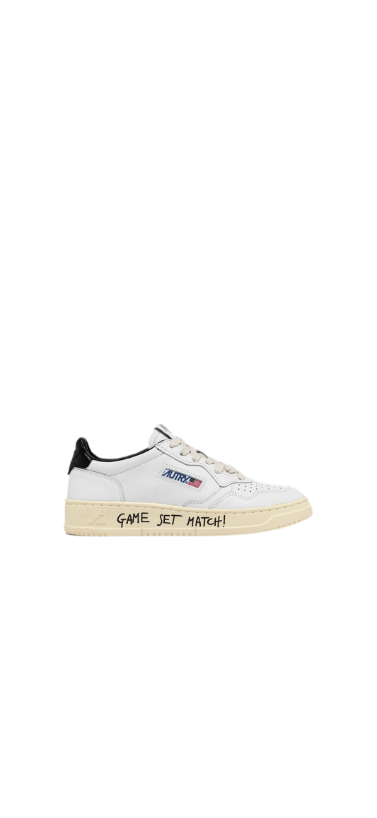 AUTRY SNEAKERS
SNEAKERS MEDALIST LOW IN PELLE BIANCA E NERA CON LETTERING